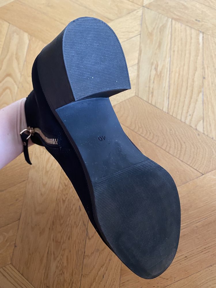 Короткі замшеві чоботи H&M