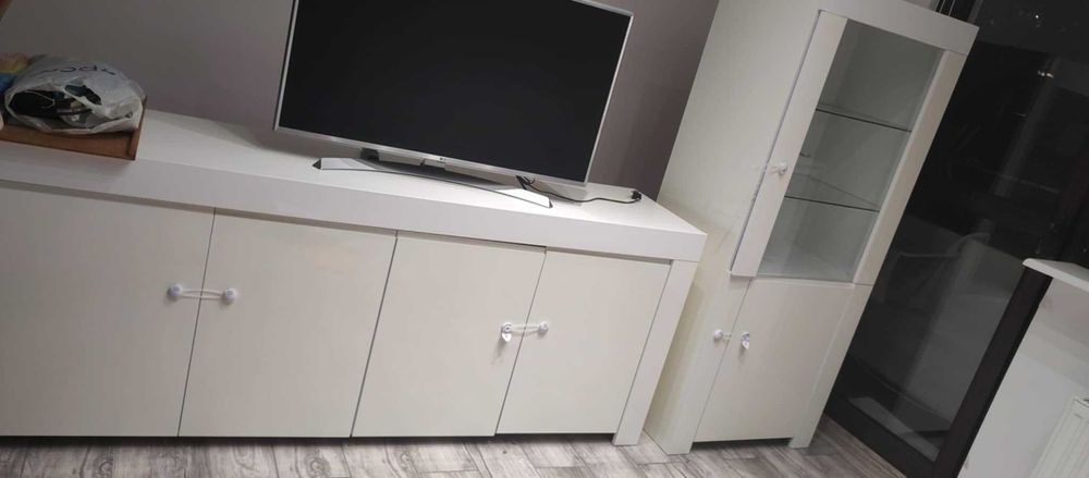 Komoda wraz z witryną biała