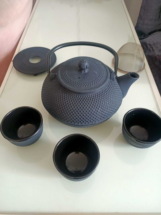 Elegancki dzbanek czajnik żeliwny, imbryk japoński 1.5 l z 3 czarkami