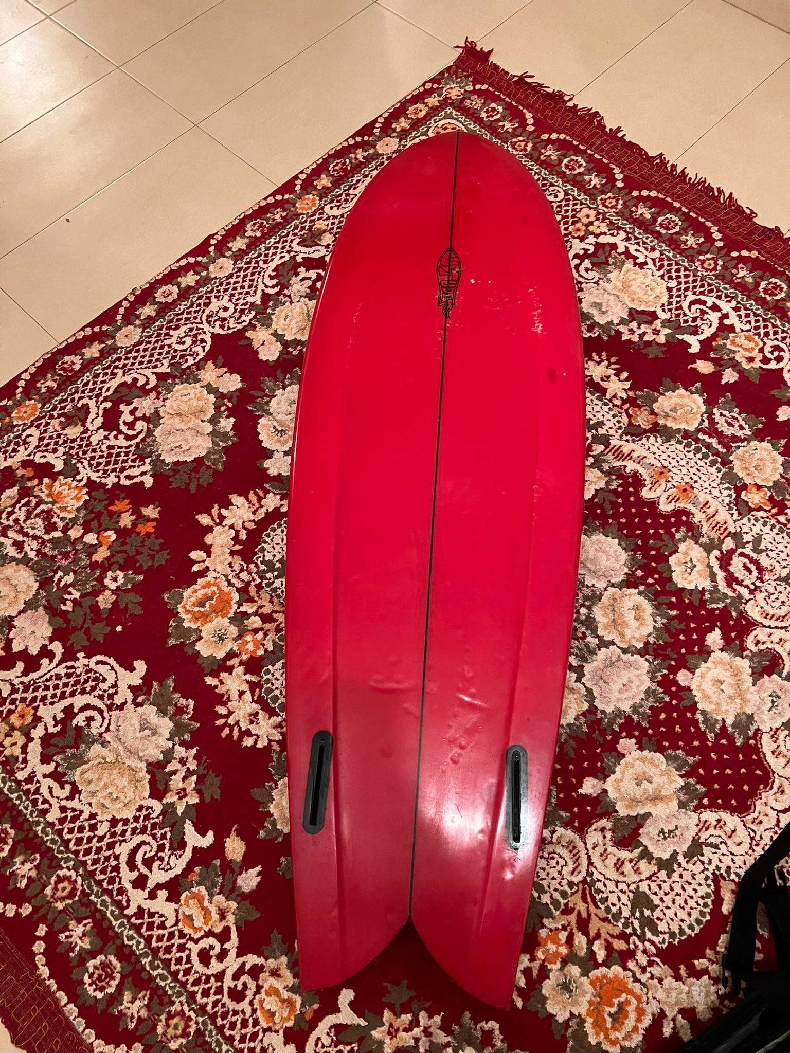 twinfin surfboard used Studer size 5.10  with keel fins
