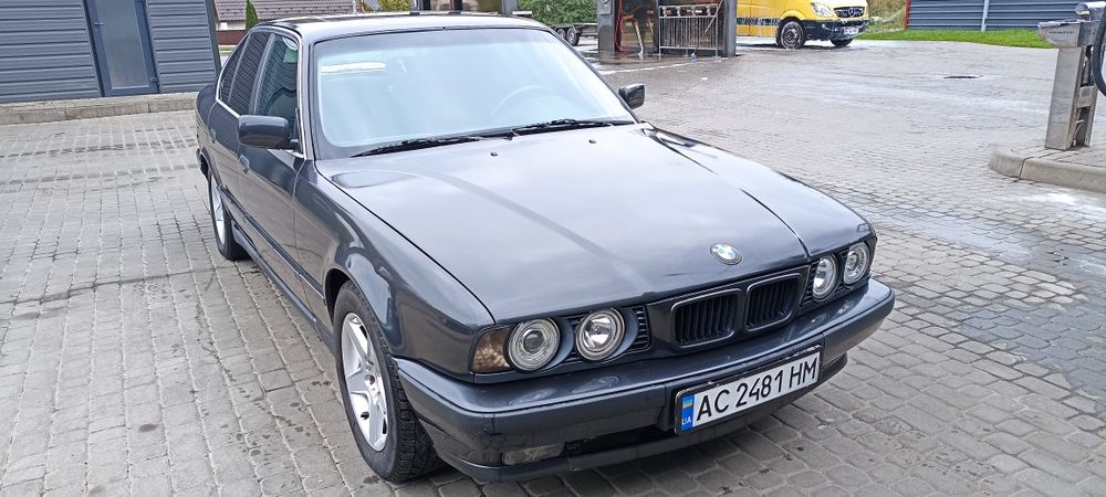 Автомобіль BMW на повному ходу!