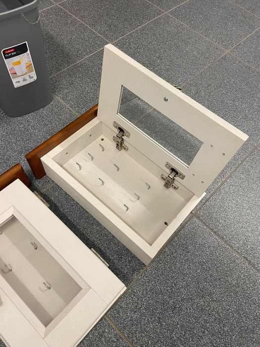 Szafka na klucze biała stylowa dębowa