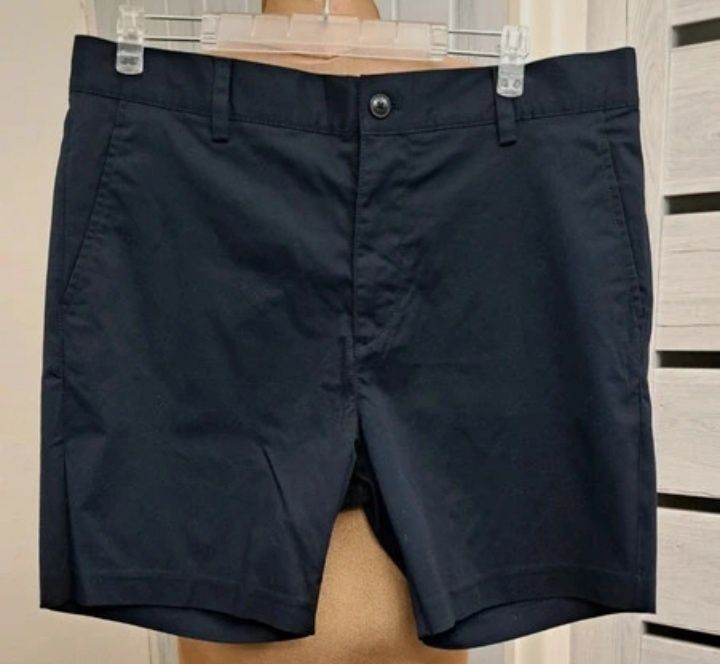 Męskie, krótkie spodenki H&M. Eleganckie r36