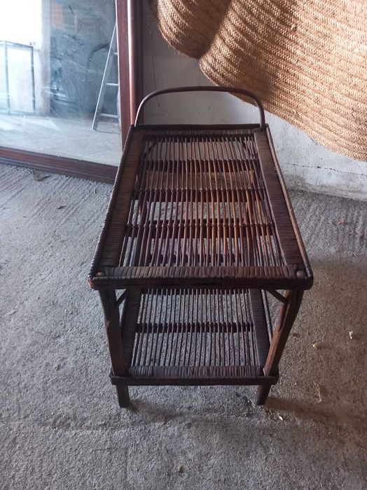 Carrinho de bar ou carrinho de chá antigo, feito de rotim e bambu.