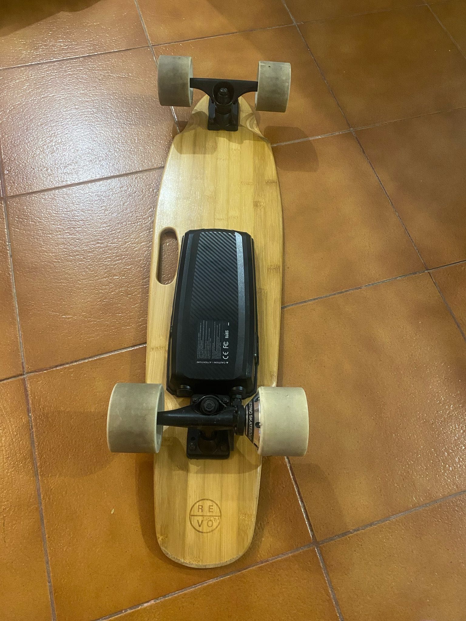 Skate elétrico com comando
