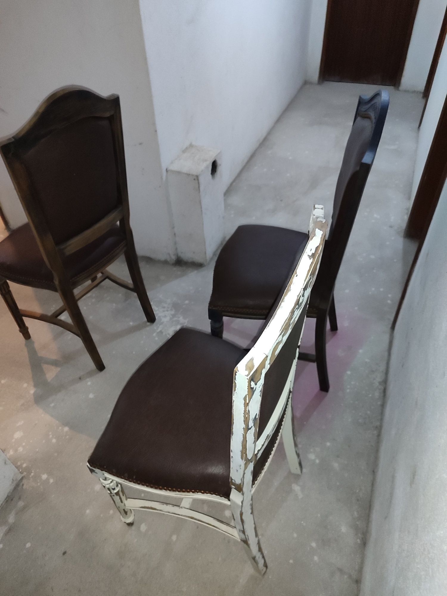 Vendo Três cadeiras.