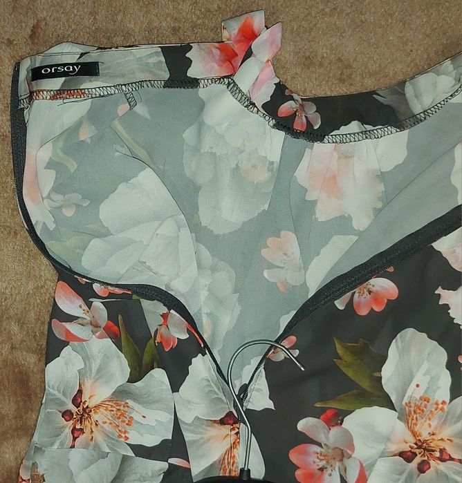 Sukienka w kwiaty z kokardą