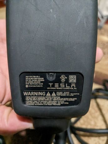 Зарядний пристрій Tesla