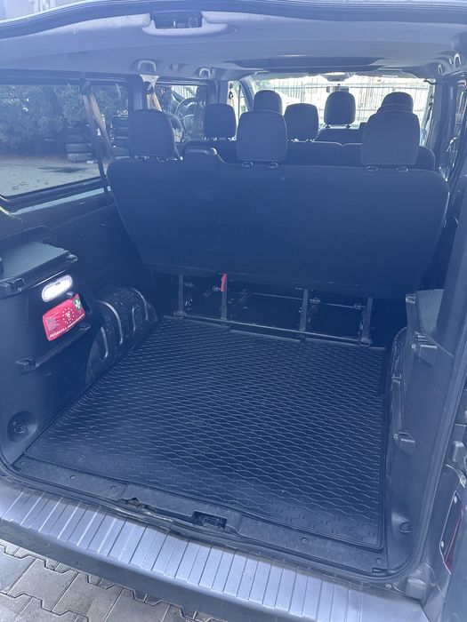 Wynajem Busa 9-osobowego z kierowcą lub bez
