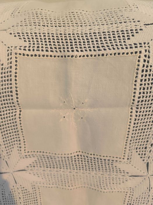 Toalha em crochê e linho