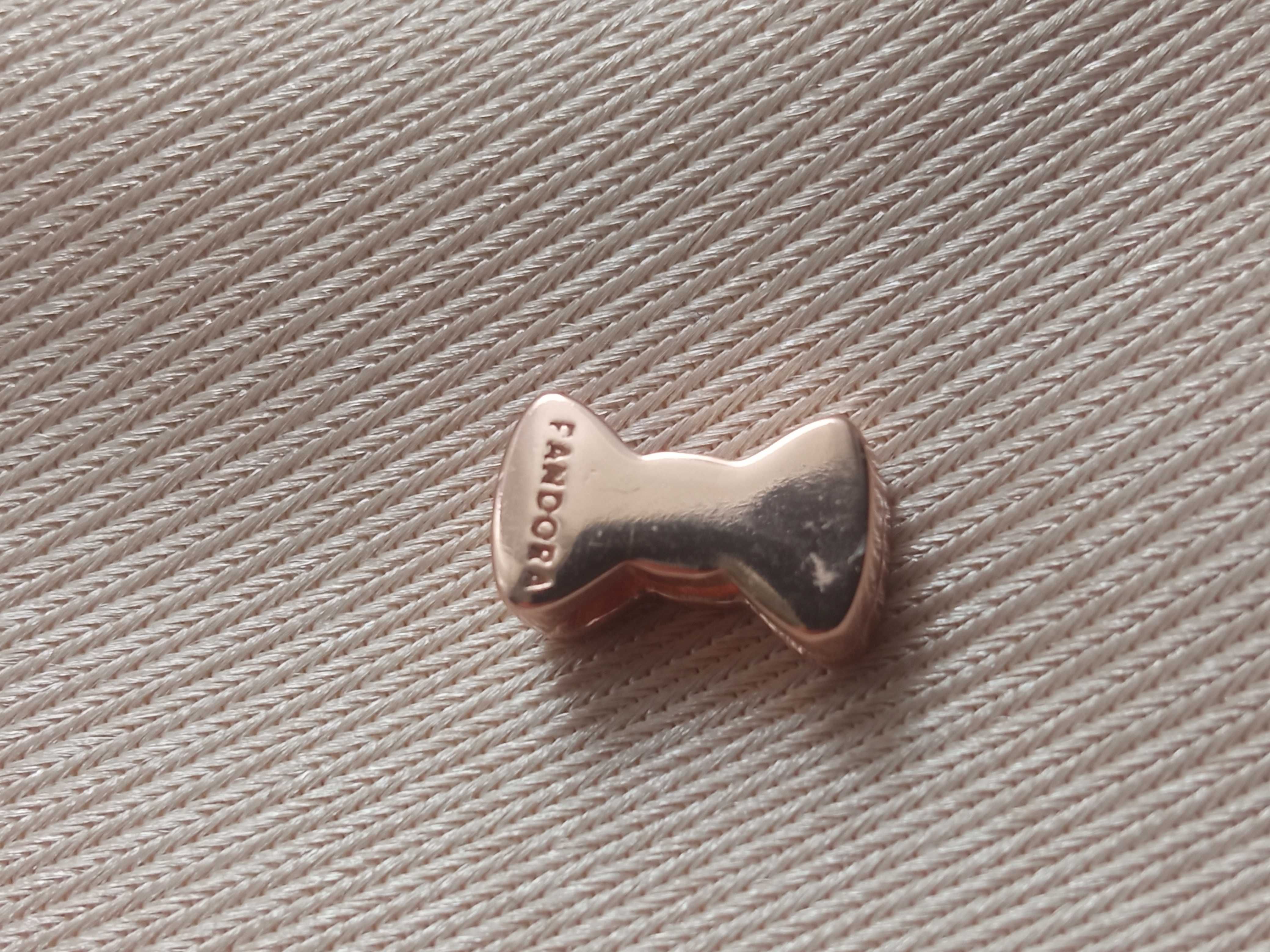Srebrna zawieszka płaska Charms Pandora Reflexions kokardka mesh S925