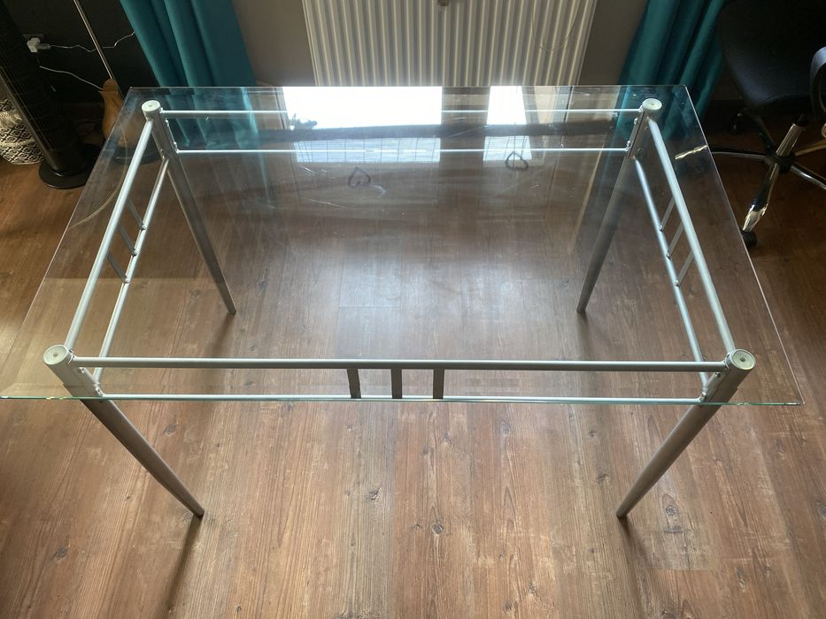 Szklany stół i 4 krzesła ( 120 x 76 x 76 )