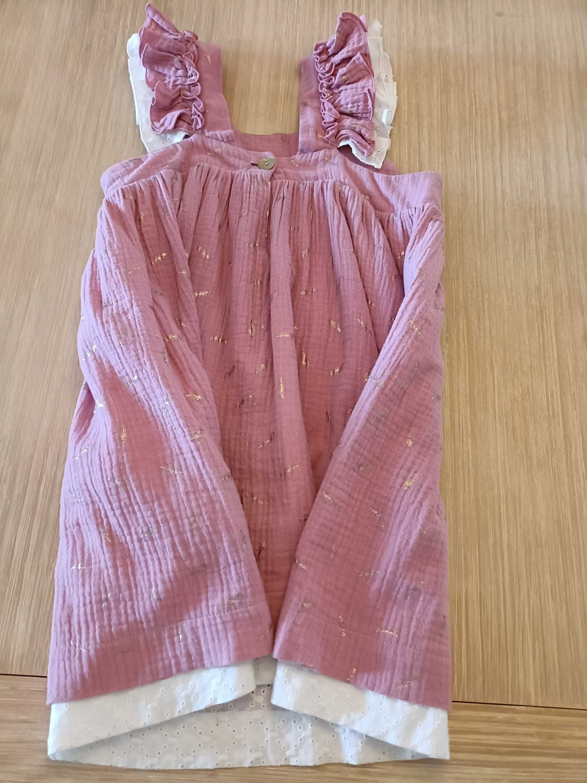 Vestido cor de rosa e detalhes dourados. Com forro interior. 7/8 anos