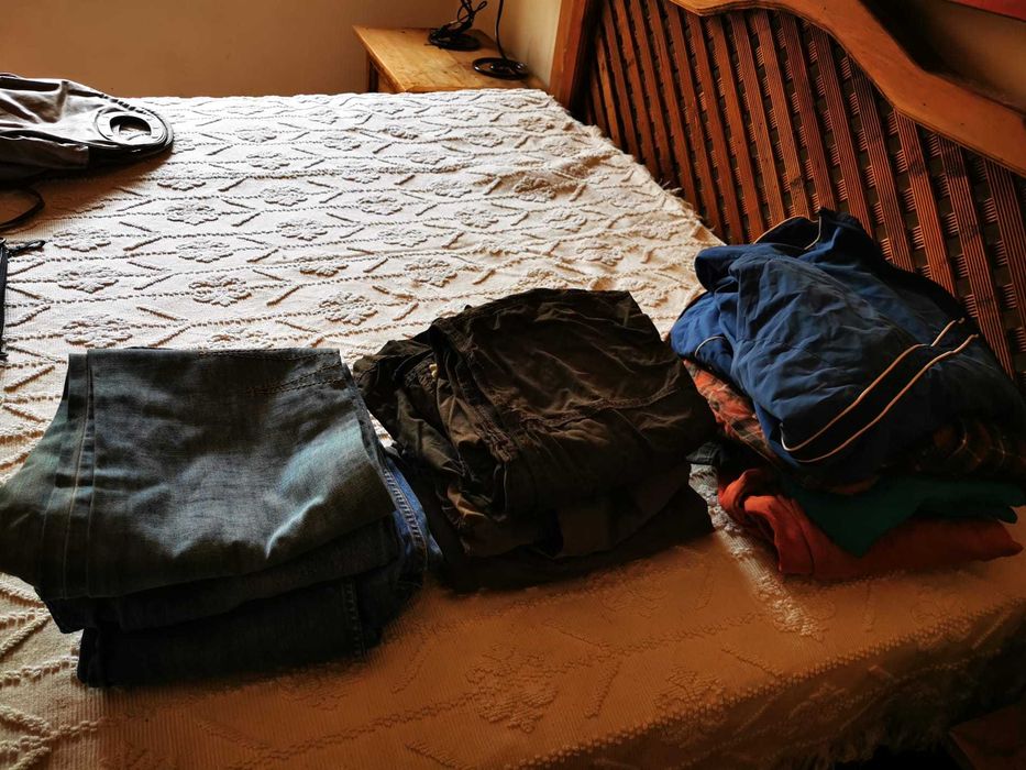 Calças de ganga e blusas Zara, Timberland e outras roupas