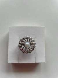 Srebrny pierścionek w kształcie kwiatka z cyrkoniami próba 925 18mm