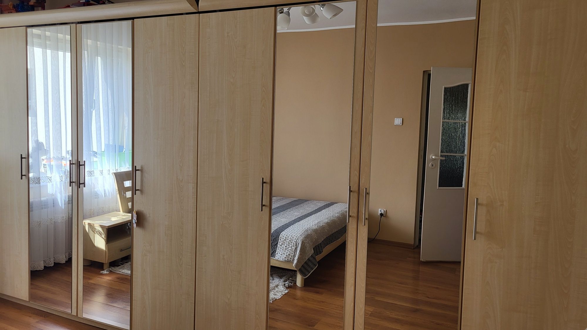 Zestaw mebli do sypialni 2 szafy łóżko 2 stoliki