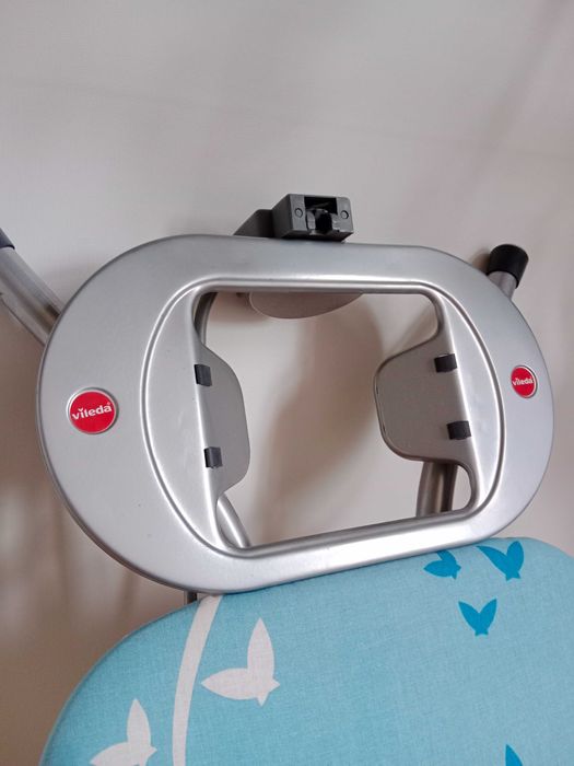 Vileda Deska do Prasowania z Podstawką na Żelazko i Gniazdkiem