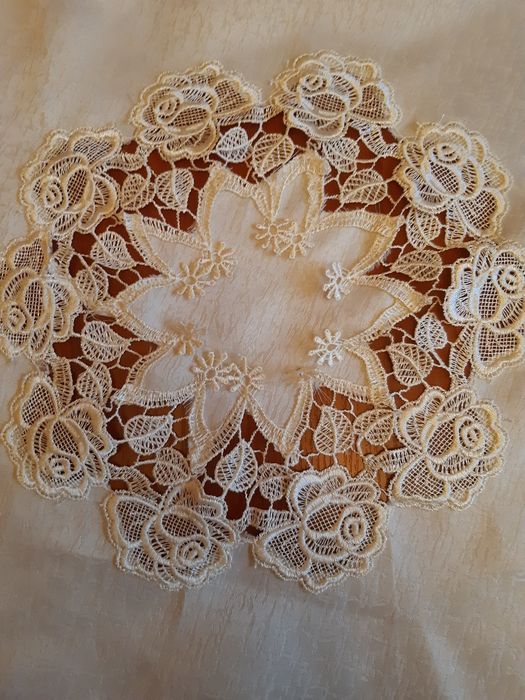 Sliczna haftowana serweta 80 cm