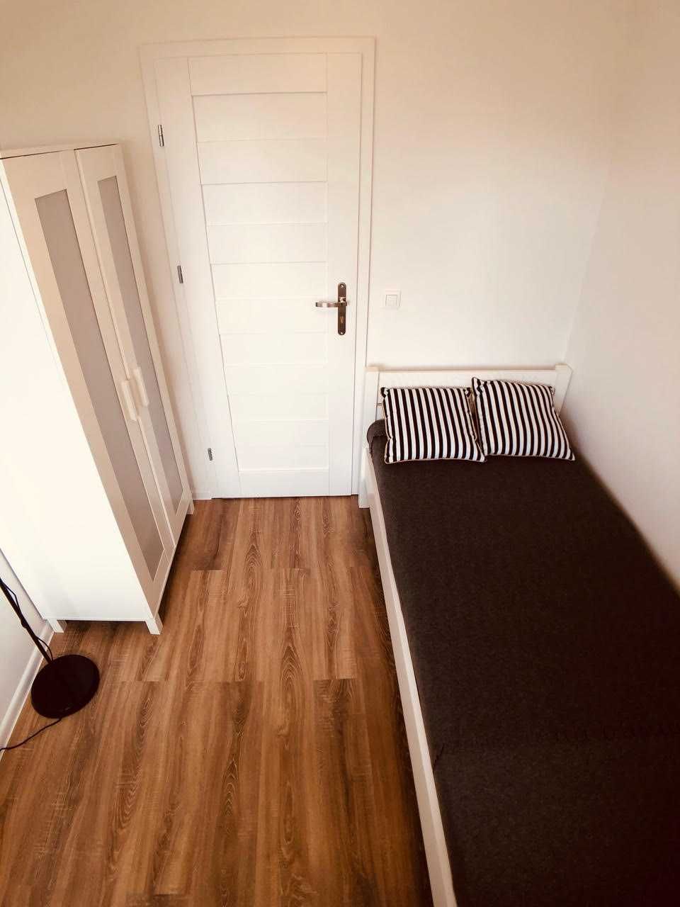 | Pokoje dla studentów | 3 Dostępne pokoje ul. Szyprów 7 |