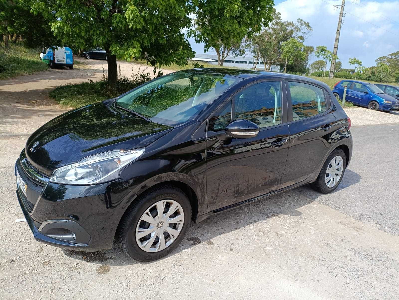 Peugeot 208, 5 portas, com 64000 km, a gasolina