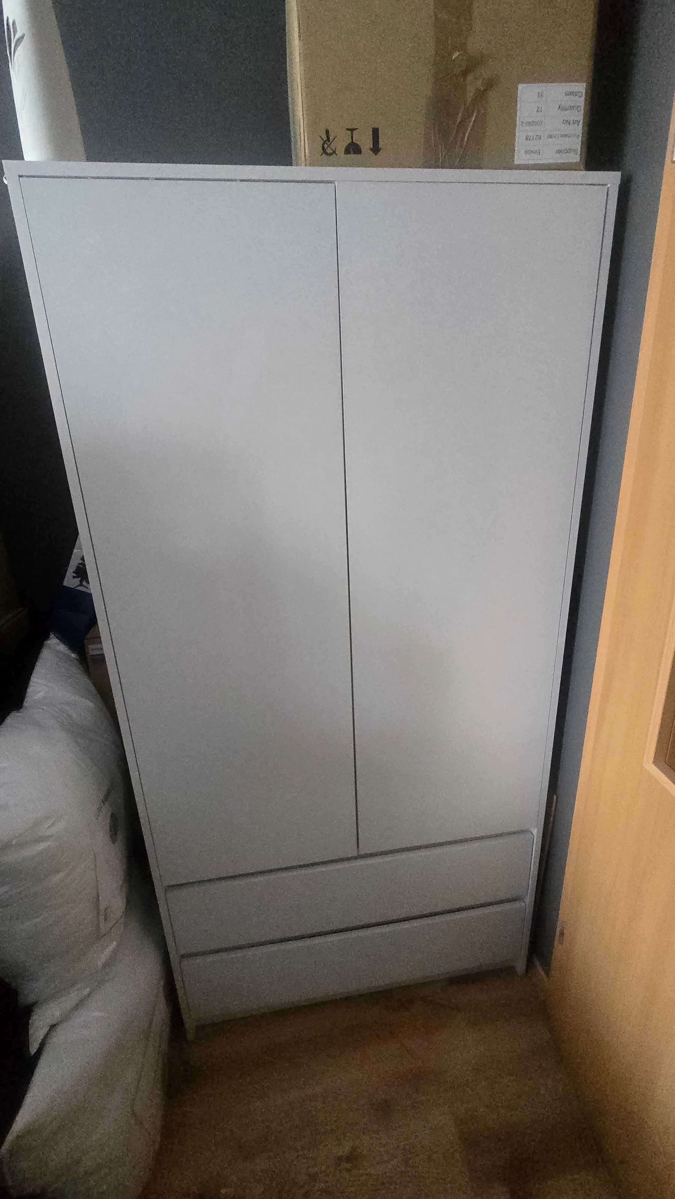 Biala szafa z szufladami