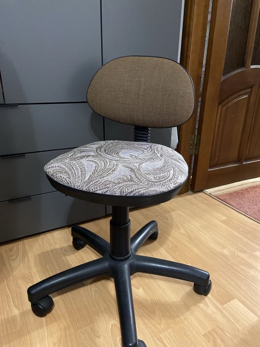 Стілець робочий офісний
