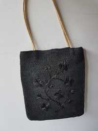 Czarna torebka z przeplatanego sznurka z wzorem kwiatowym OKPTA