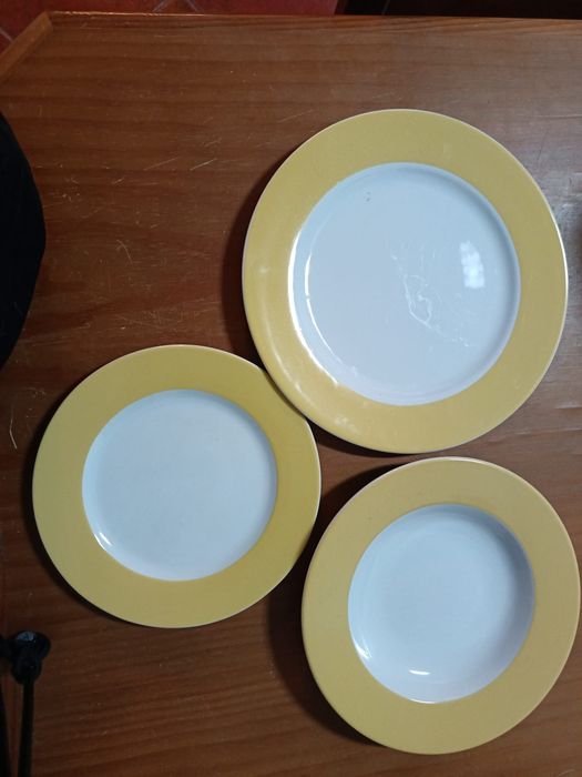 Conjunto de 36 pratos=  12 pratos rasos mais 12 pratos de sopa e 12 d