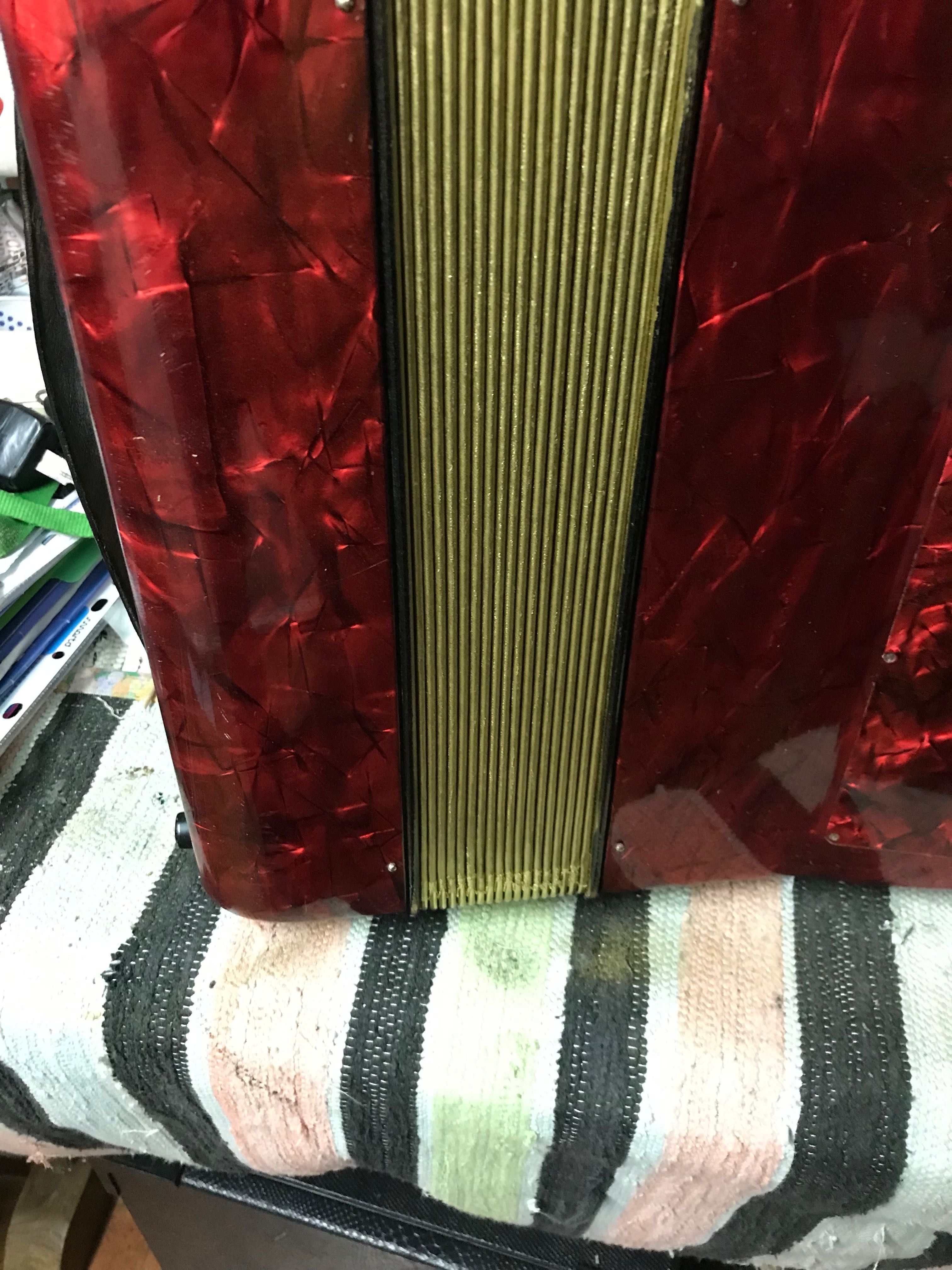 Vendo concertina em bom estado a 3 voz com registros em DO LA