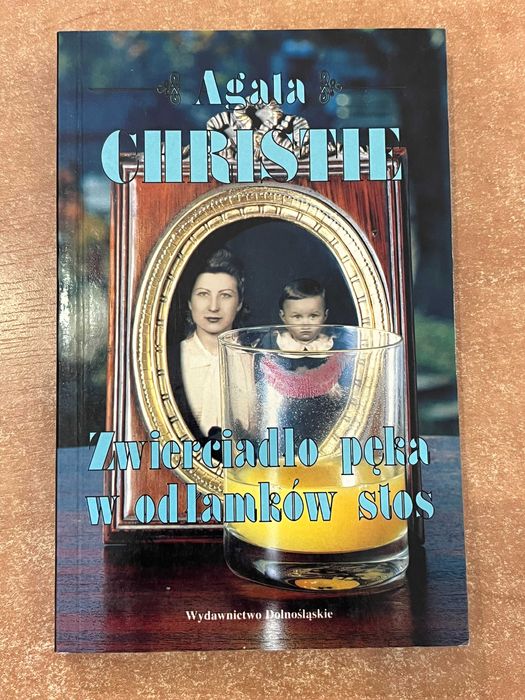 "Zwierciadło pęka w odłamków stos"