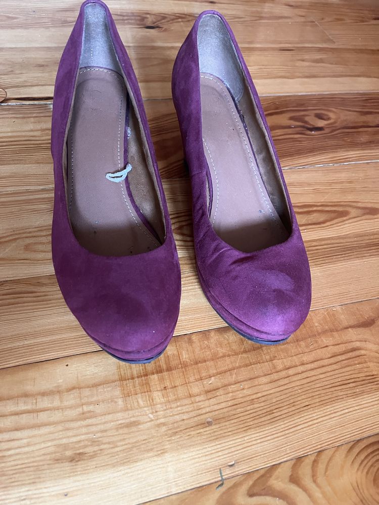 Buty na koturnie w ciekawym kolorze