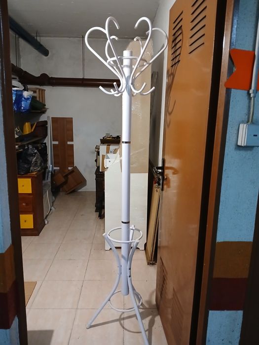 Bengaleiro de pé em metal