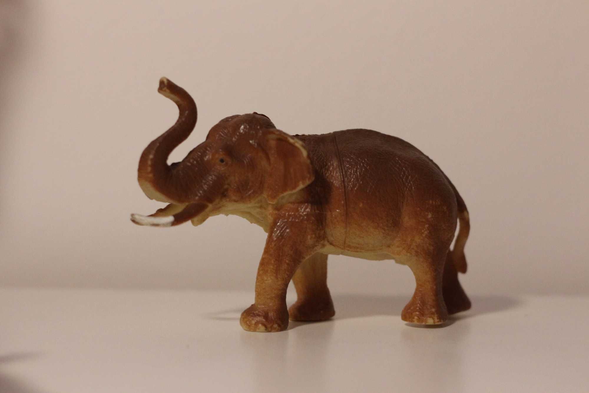Figurki zwierząt - słoń, nosorożec