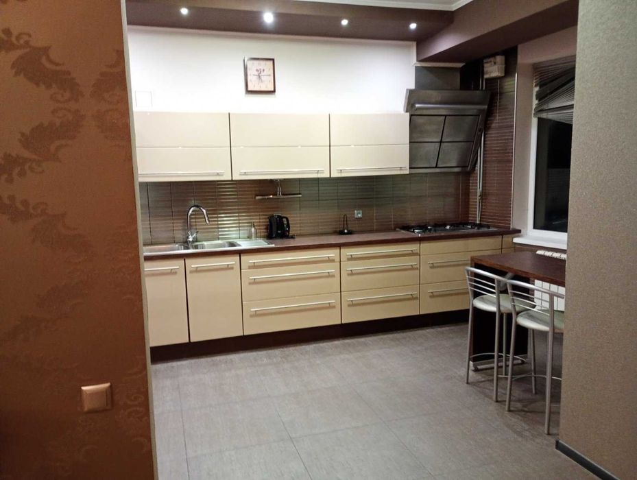 Оренда. вул. Сахарова, 80-А Новобуд Ближній центр Трирівнева. Паркінг!