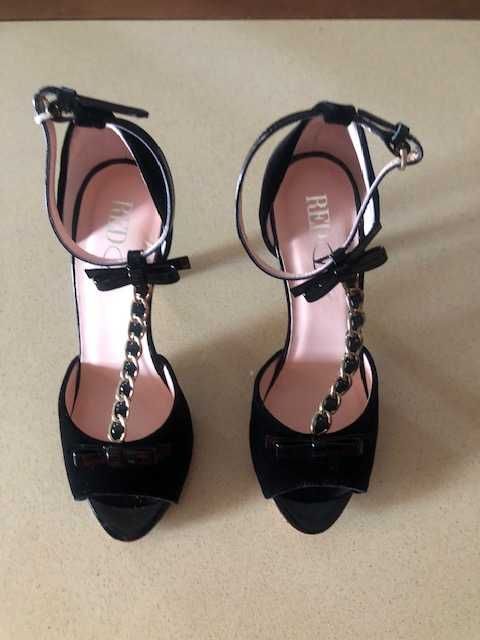 Ефектні велюрові босоніжки Red Valentino