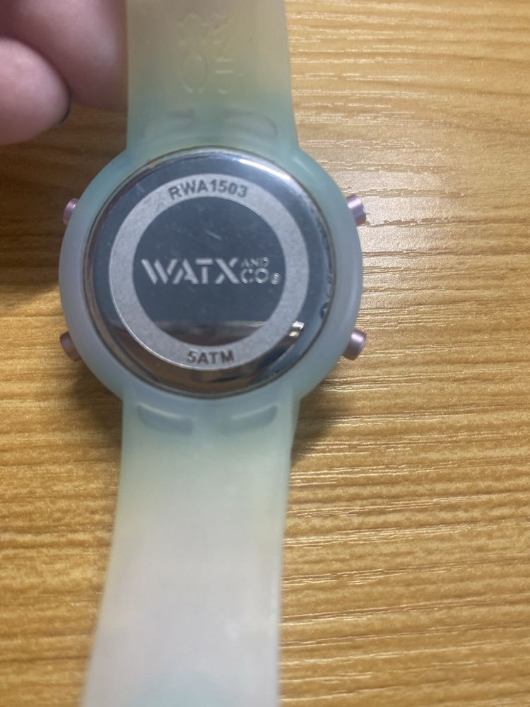 Relógio Watx bracelete brilha no escuro