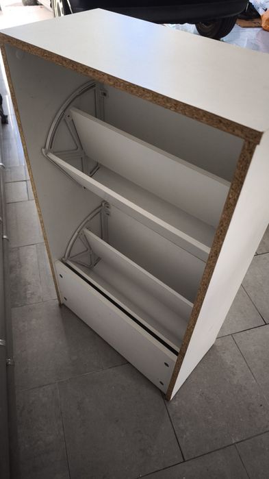 Móvel sapateira branca usada