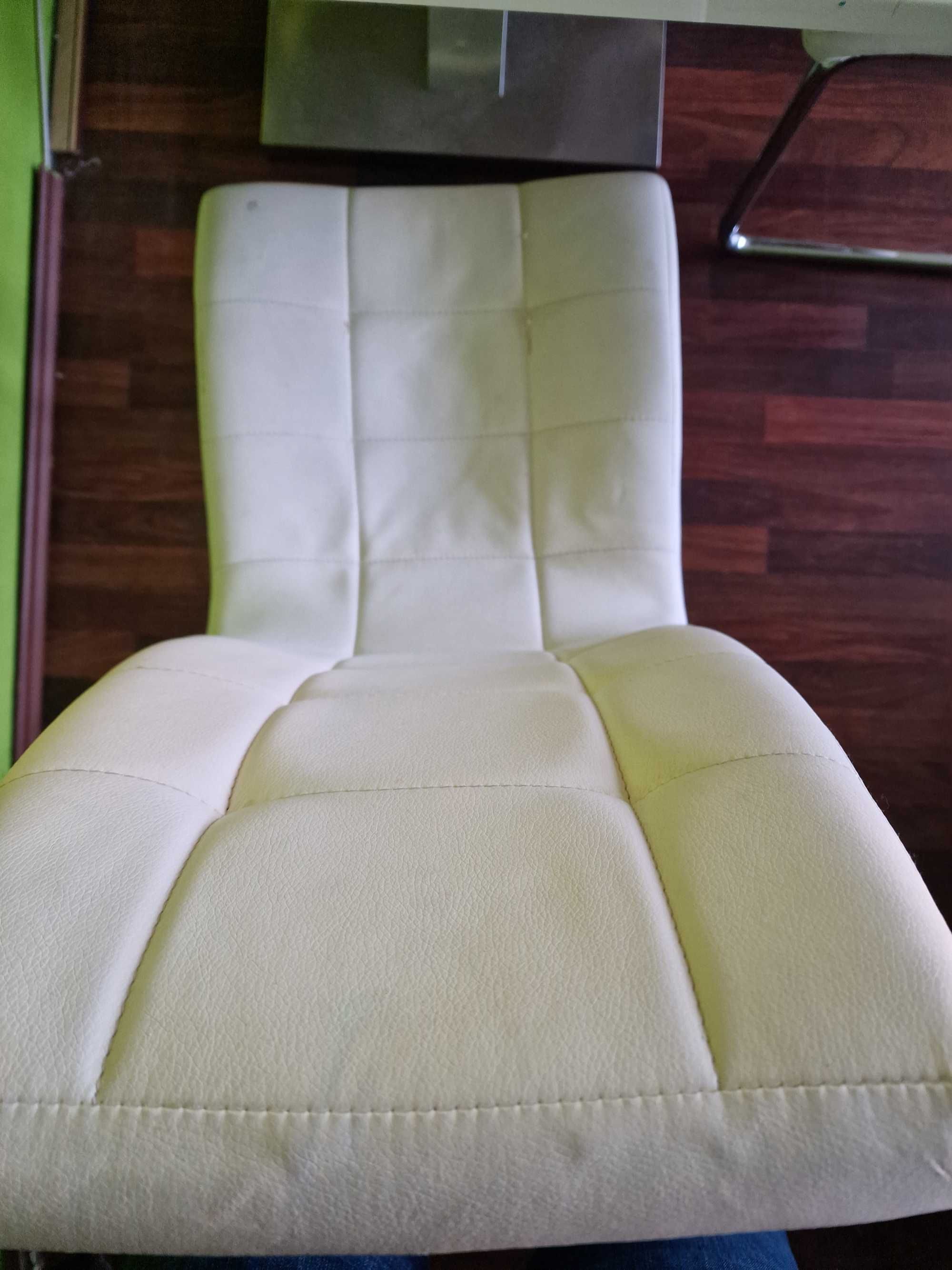Stół biały + 4 krzesła (opcjonalne)