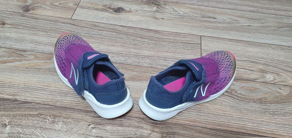 Літні кросівки на дівчинку New Balance. Шкільна форма кросовки