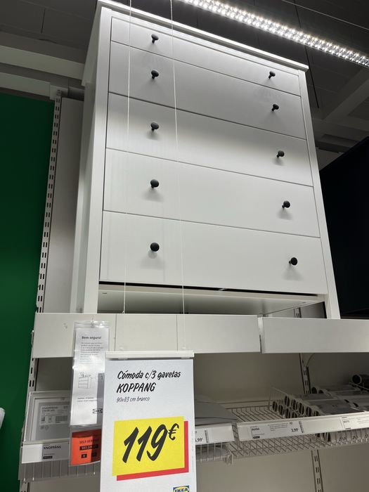 Vendo um gaveteiro e 2 mesa de cabeceira