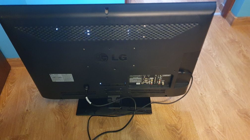 Telewizor lg 32 cale lcd z pilotem I podstawą