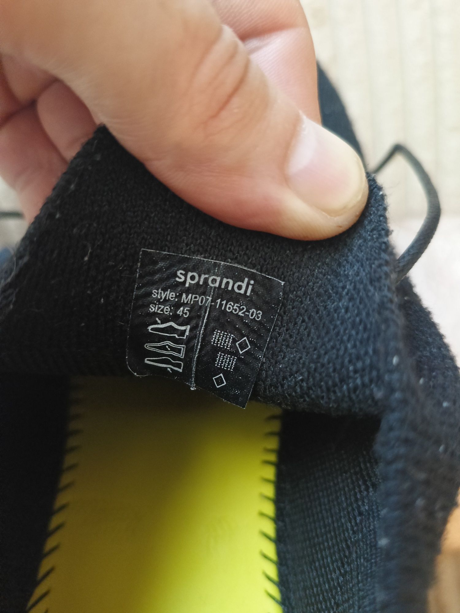 Buty sportowe marki Sprandi 
Buty sportowe
Wylecieliśmy rano. Słońce ś