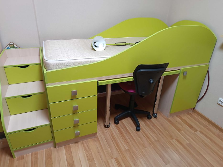 Продам ліжко-гірка з матрацом, стільцем, лампою та поличкою