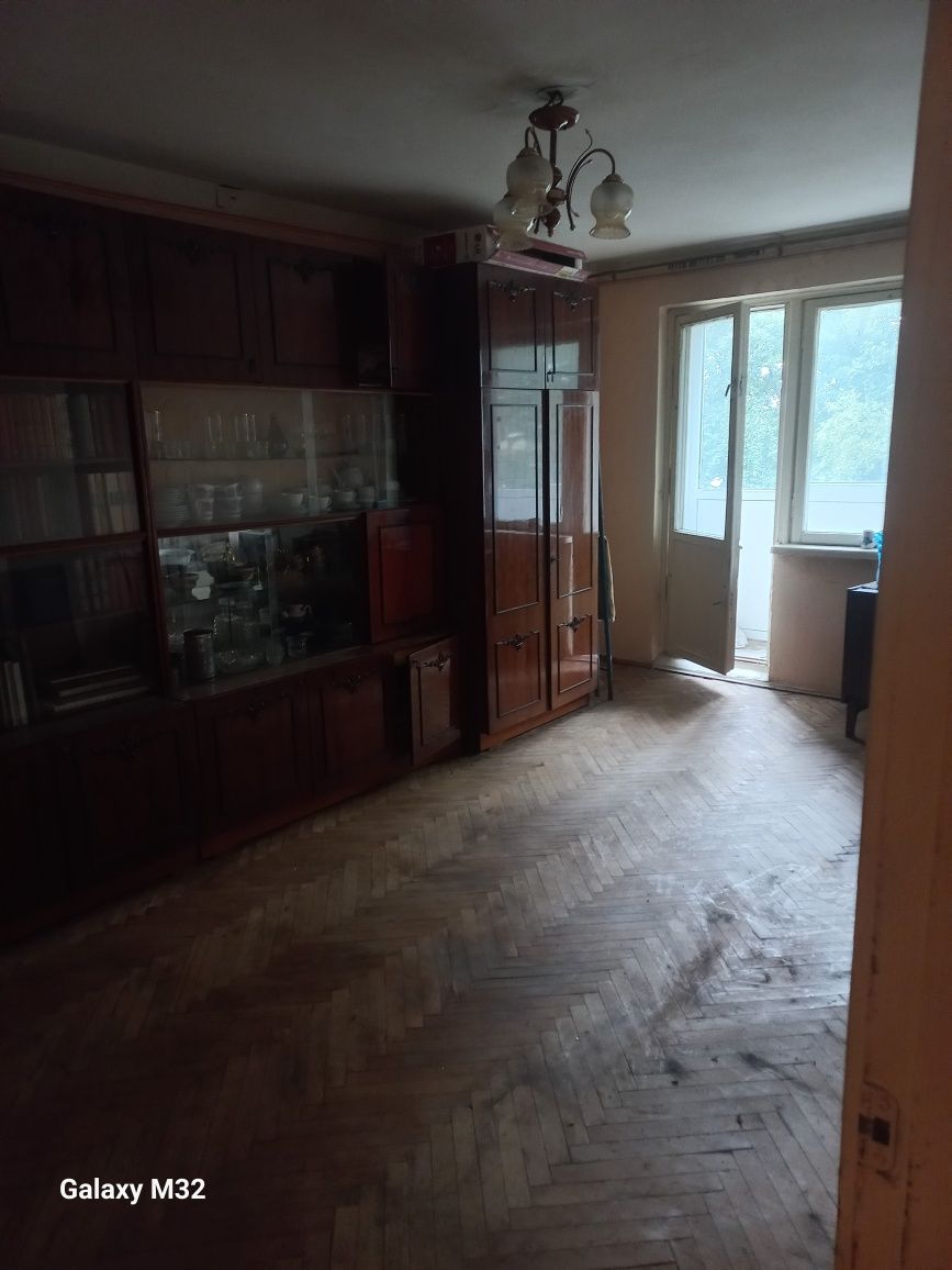 Продаж 3 кімнати Любінська
