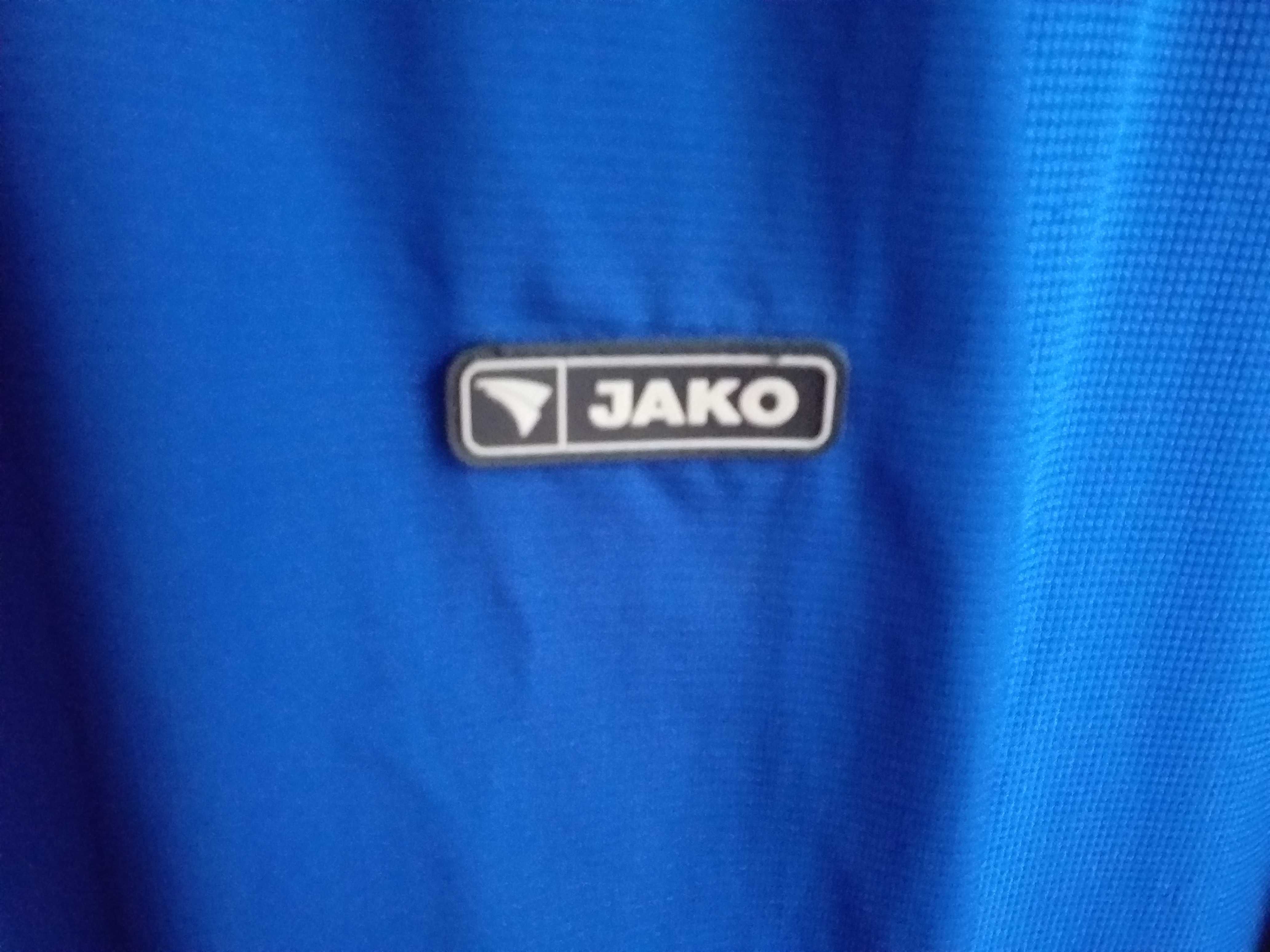 Mam do sprzedania niebieskie nieprzemakalną kurtkę firmy JAKO .