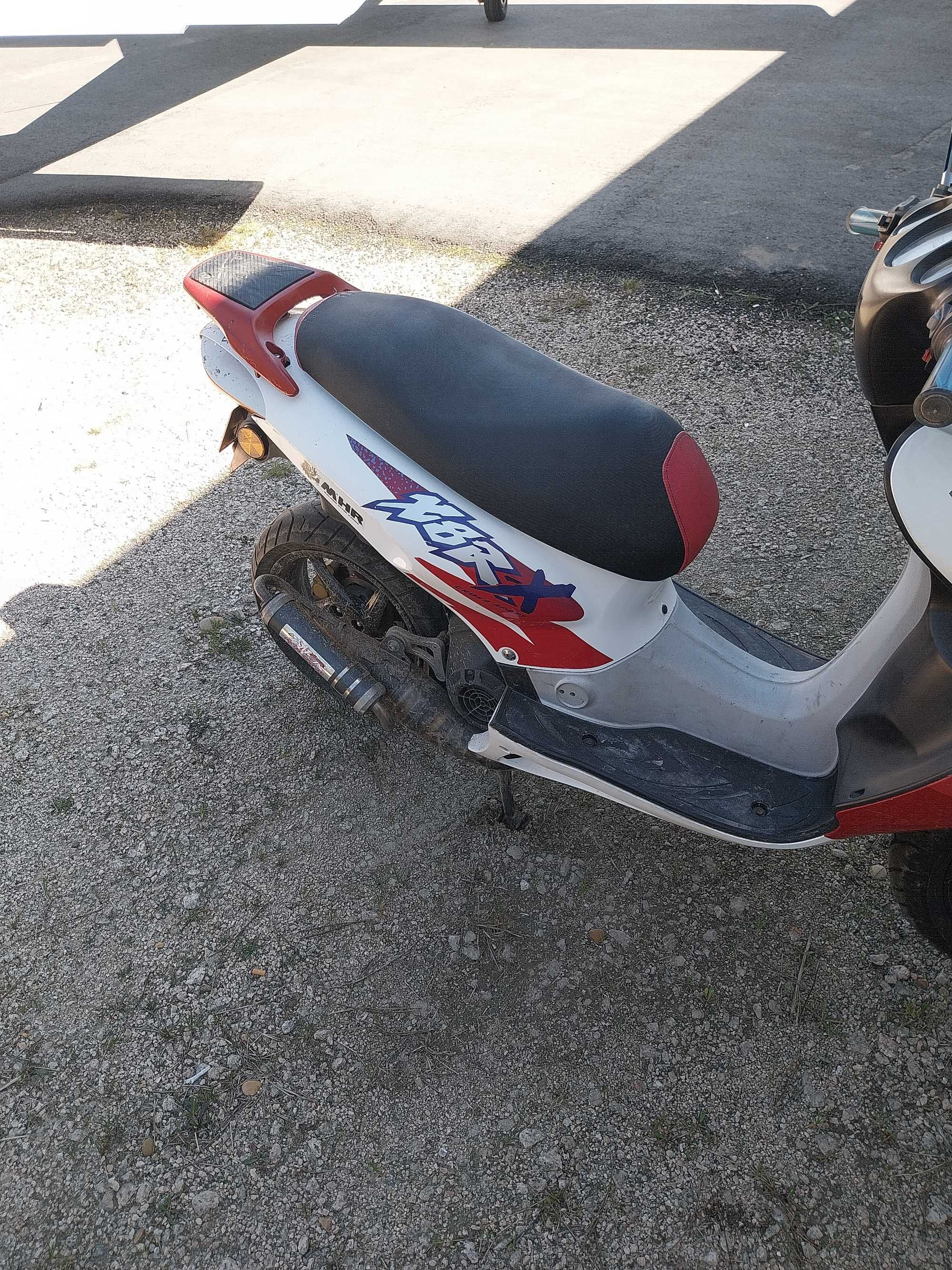 Mota honda com matrícula.