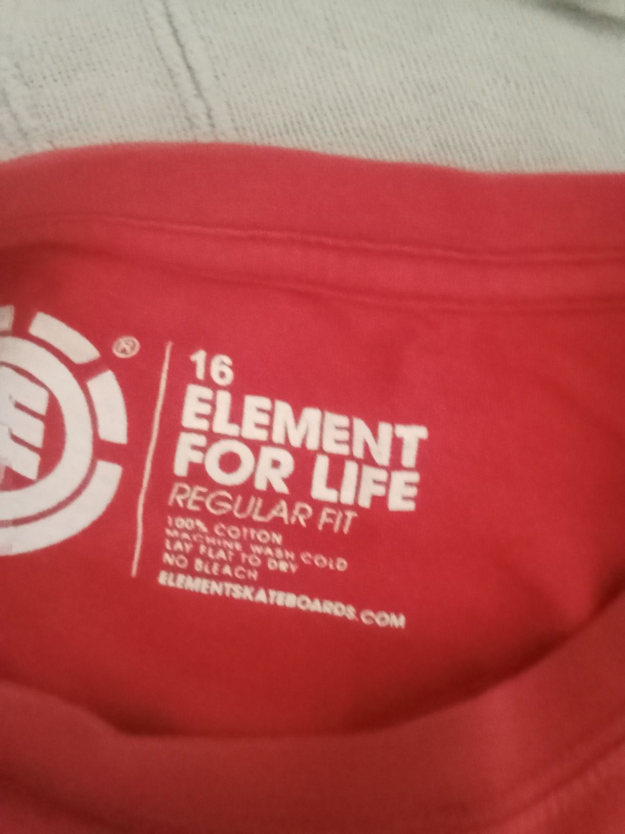 T-shirt vermelha element