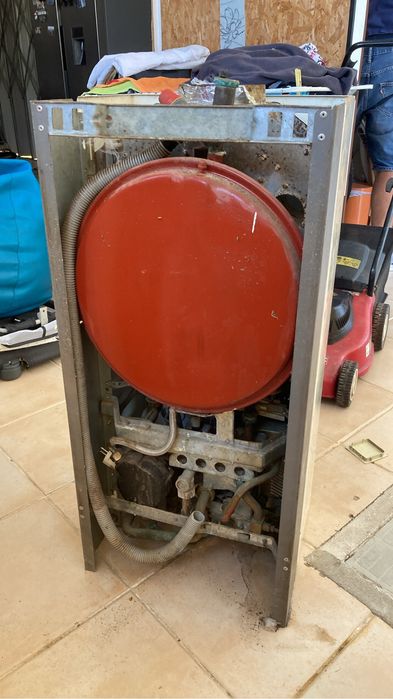 Vende se caldeira a funcionar