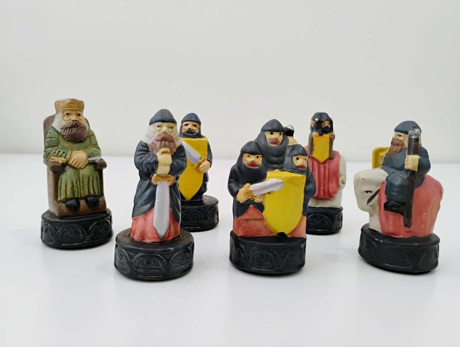 Jogo xadrez c/peças porcelana e tabuleiro madeira