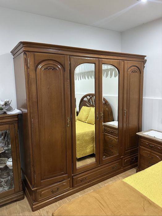 Roupeiro de Quarto em Madeira Maciça